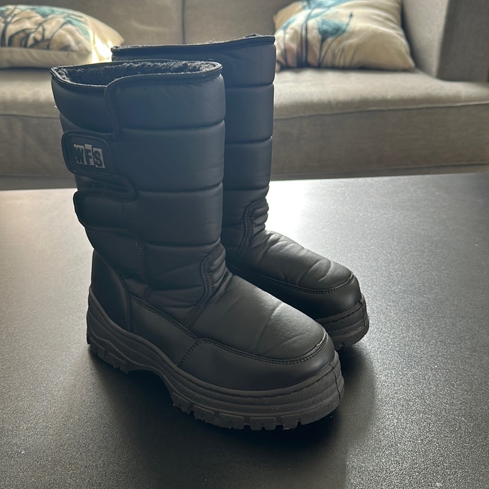 WFS snow boots